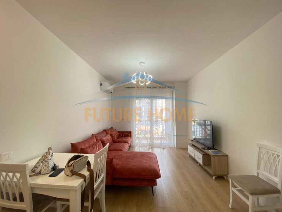 Tirane, jepet me qera apartament 1+1 Kati 3, 60 m² 600 € (21 Dhjetori, prane Hotel Mondial)