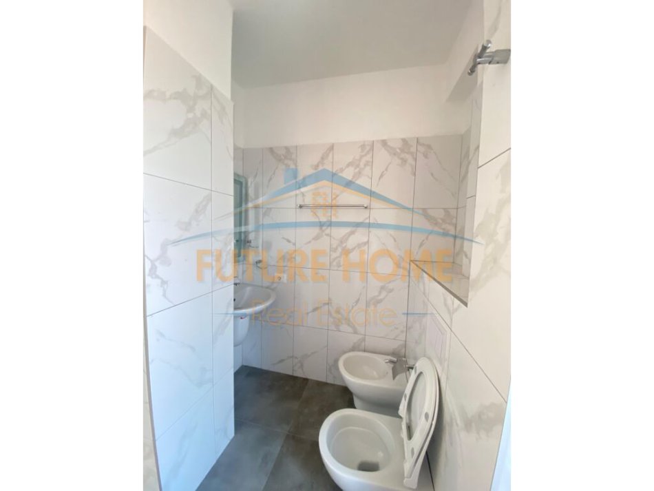 Tirane, jepet me qera apartament 1+1 Kati 3, 60 m² 600 € (21 Dhjetori, prane Hotel Mondial)