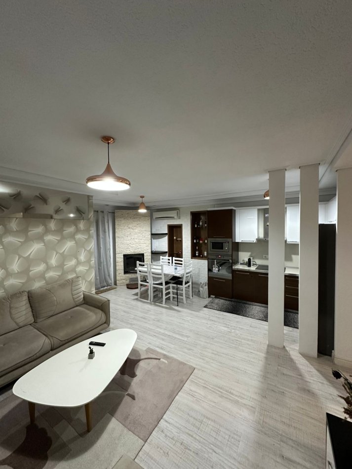 Tirane, jepet me qera apartament 2+1 Kati 7, 100 m² 550 € (Apartament 2+1 per Qira)