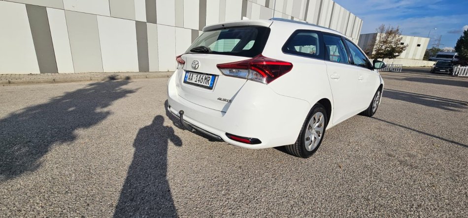 Tirane, shitet makine Toyota Auris Nafte, e bardhë manuale Kondicioner 135.000 km 8.500 €