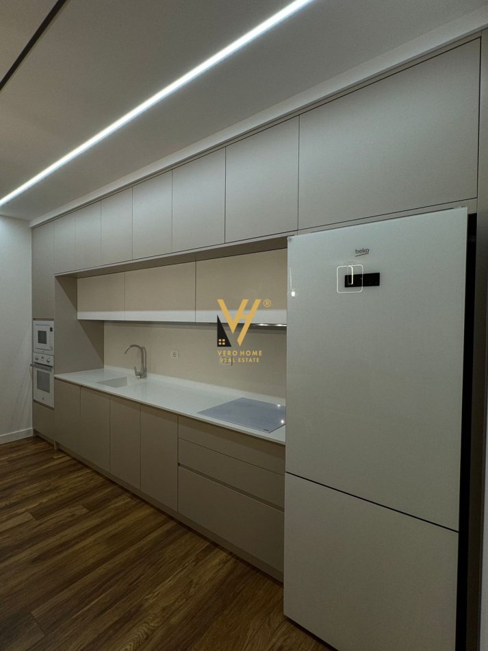 Tirane, jepet me qera apartament 2+1+Ballkon Kati 11, 120 m² 2.500 € (BLLOK)