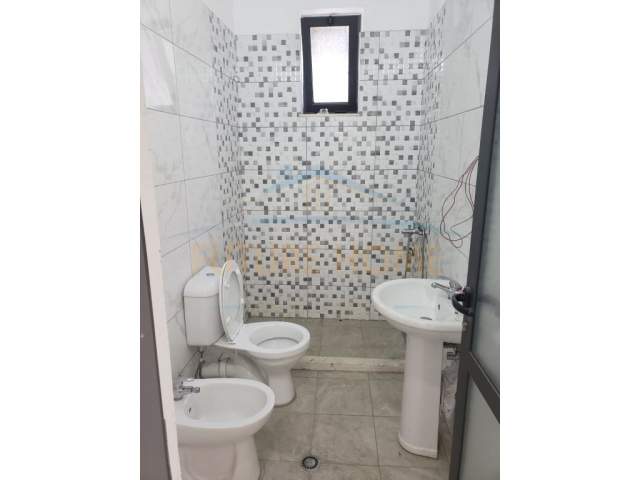 Durres, jepet me qera ambjent biznesi Kati 2, 140 m² 600 Euro (SPITALI AMERIKAN)