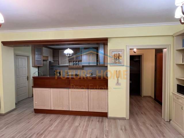 Tirane, jepet me qera ambjent biznesi Kati 4, 120 m² 1.200 Euro (STACIONI I TRENIT)