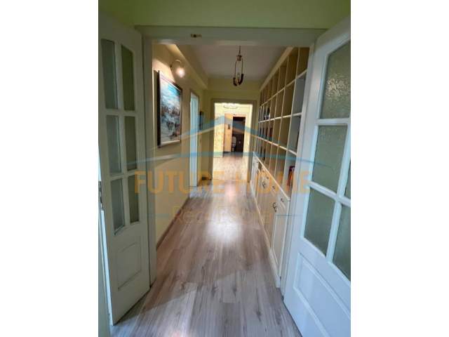Tirane, jepet me qera ambjent biznesi Kati 4, 120 m² 1.200 Euro (STACIONI I TRENIT)