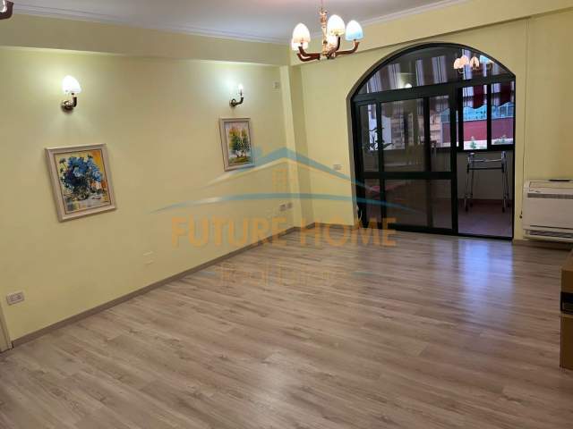 Tirane, jepet me qera ambjent biznesi Kati 4, 120 m² 1.200 Euro (STACIONI I TRENIT)