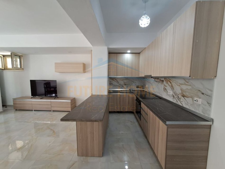Durres, jepet me qera apartament 2+1+Aneks Kati 1, 75 m² 400 € (Qender, Durres)