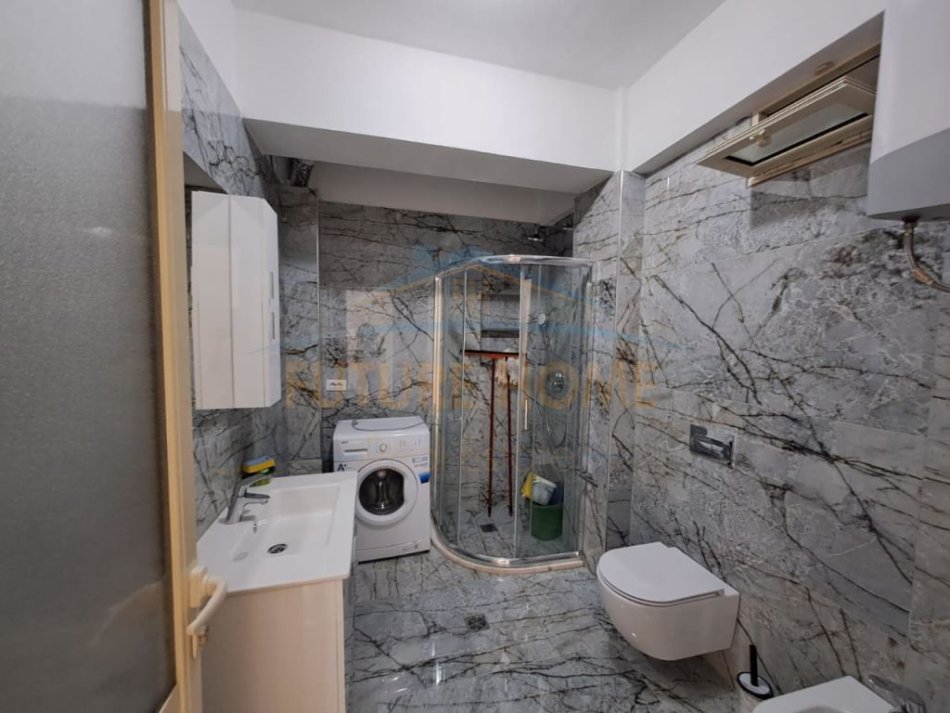 Durres, jepet me qera apartament 2+1+Aneks Kati 1, 75 m² 400 € (Qender, Durres)