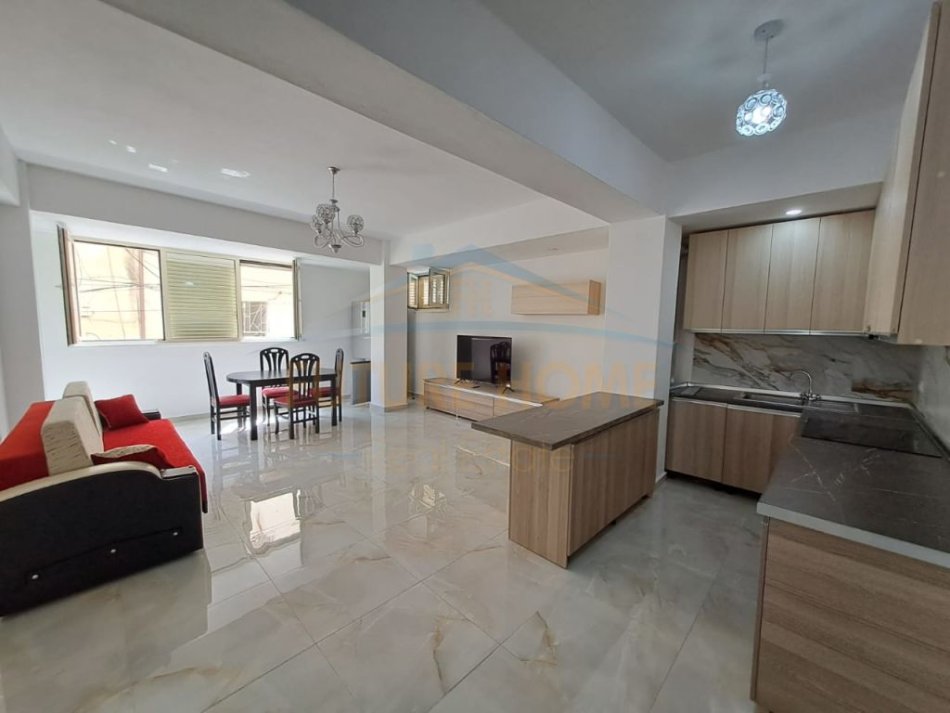 Durres, jepet me qera apartament 2+1+Aneks Kati 1, 75 m² 400 € (Qender, Durres)