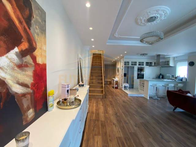 Tirane, shes apartament Dublex Kati 5, 165 m² 520.000 Euro (Rruga e Kavajes)