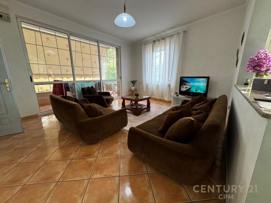 Tirane, jepet me qera shtepi 3+1+Ballkon Kati 2, 120 m² 500 € (Ministria e jashtme)