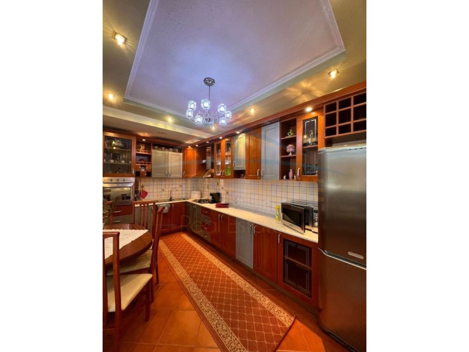 Tirane, jepet me qera apartament 2+1+Ballkon Kati 9, 93 m² 700 € (21 Dhjetori)