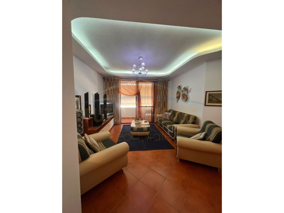 Tirane, jepet me qera apartament 2+1+Ballkon Kati 9, 93 m² 700 € (21 Dhjetori)