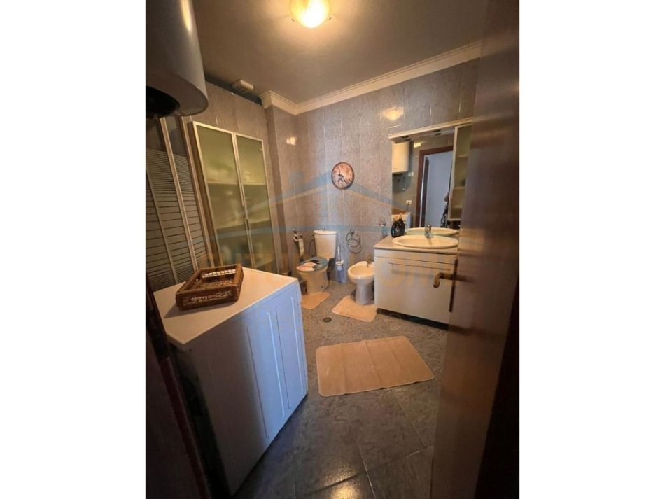 Tirane, jepet me qera apartament 2+1+Ballkon Kati 9, 93 m² 700 € (21 Dhjetori)