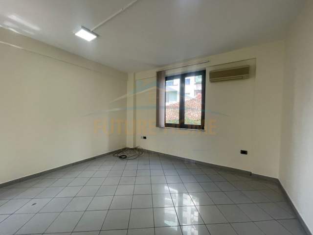 Tirane, jepet me qera apartament 1+1 Kati 1, 70 m² 500 Euro (Pazari i Ri)