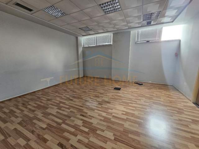 Tirane, jap me qera ambjent biznesi Kati 1, 326 m² 2.700 Euro (Komuna e Parisit)