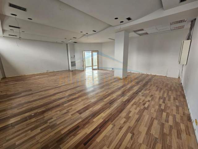 Tirane, jap me qera ambjent biznesi Kati 1, 326 m² 2.700 Euro (Komuna e Parisit)