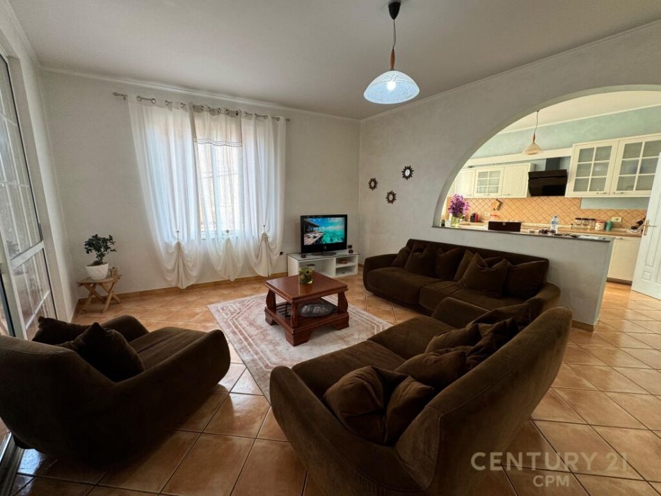 Tirane, jepet me qera shtepi 3+1+Ballkon Kati 2, 120 m² 500 € (Ministria e jashtme)
