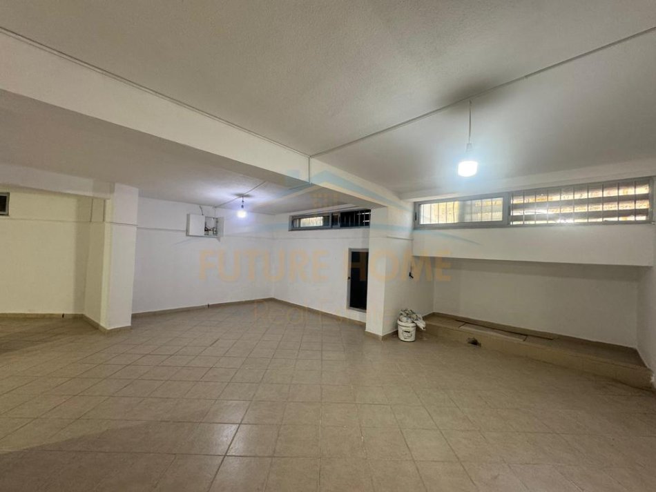 Tirane, jepet me qera ambjent biznesi Kati -1, 130 m² 500 € (RRUGA E KAVAJES)
