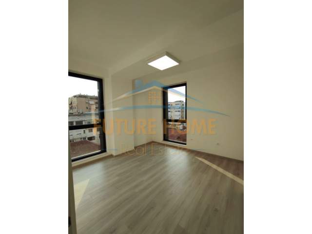 Tirane, jepet me qera ambjent biznesi Kati 4, 127 m² 1.000 Euro (Myslym Shyri)