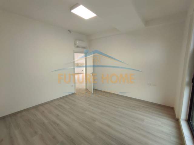 Tirane, jepet me qera ambjent biznesi Kati 4, 127 m² 1.000 Euro (Myslym Shyri)