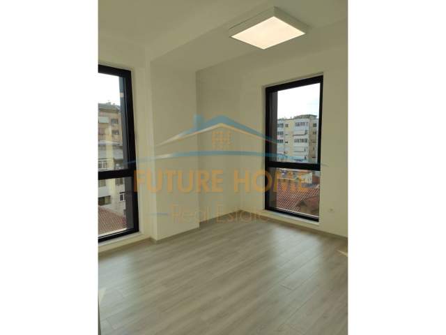 Tirane, jepet me qera ambjent biznesi Kati 4, 127 m² 1.000 Euro (Myslym Shyri)