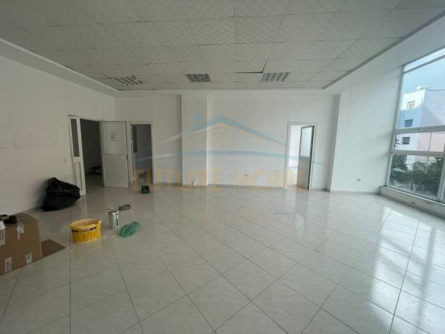 Durres, jepet me qera ambjent biznesi Kati 1, 560 m² 1.500 Euro (spitali)