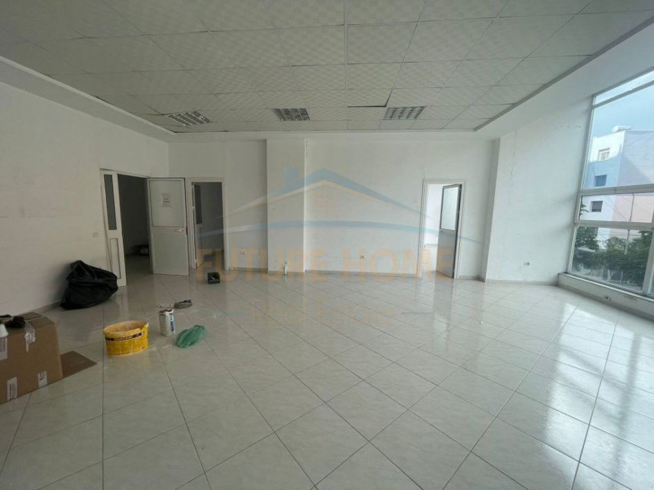 Durres, jepet me qera ambjent biznesi Kati 1, 560 m² 1.500 € (Spitali, Durres)