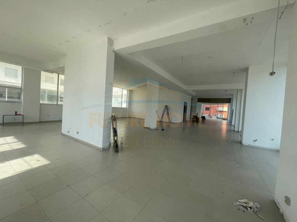 Durres, jepet me qera ambjent biznesi Kati 1, 560 m² 1.500 € (Spitali, Durres)