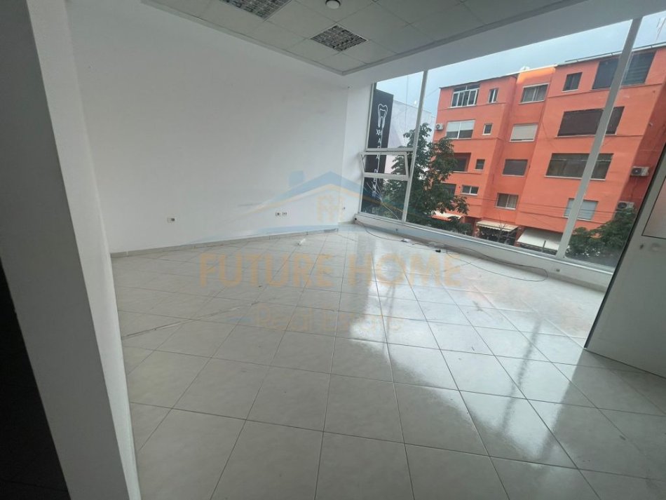 Durres, jepet me qera ambjent biznesi Kati 1, 572 m² 1.500 € (Spitali, Durres)