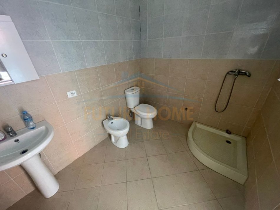 Durres, jepet me qera ambjent biznesi Kati 1, 560 m² 1.500 € (Spitali, Durres)
