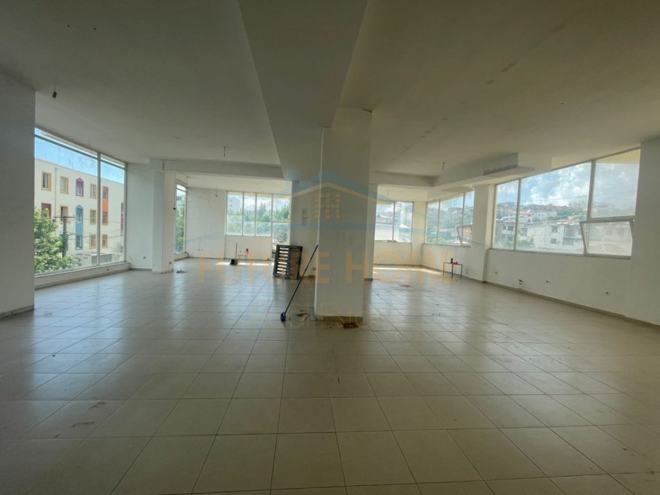 Durres, jepet me qera ambjent biznesi Kati 1, 560 m² 1.500 € (Spitali, Durres)
