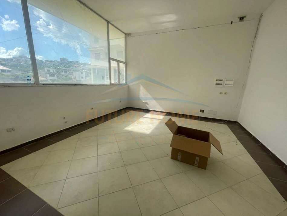 Durres, jepet me qera ambjent biznesi Kati 1, 560 m² 1.500 € (Spitali, Durres)
