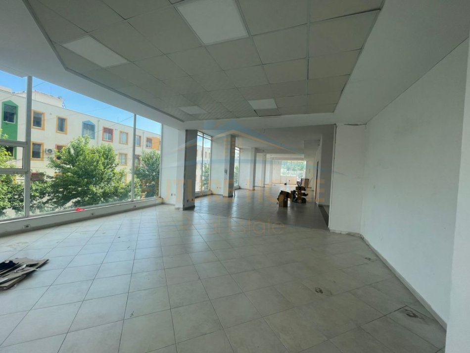 Durres, jepet me qera ambjent biznesi Kati 1, 560 m² 1.500 € (Spitali, Durres)