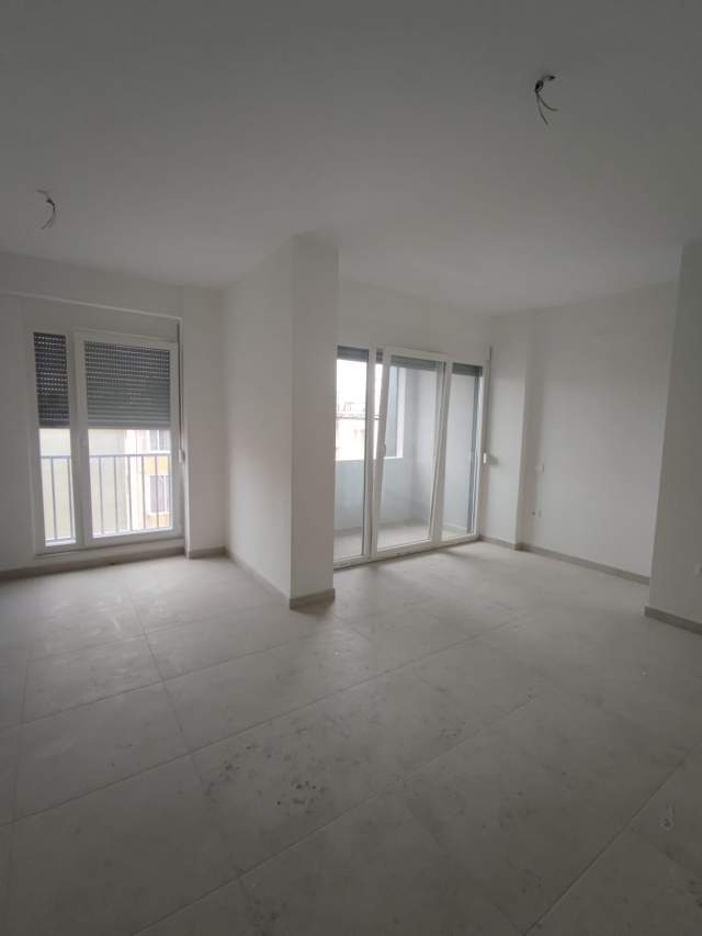 Tirane, jepet me qera apartament 1+1+BLK Kati 4, 60 m² 400 Euro (Kongresi Lushnjes)