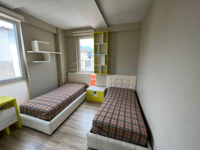 Tirane, jepet me qera 2+1+BLK Kati 5, 122 m² 900 Euro (Shkolla e Baletit)