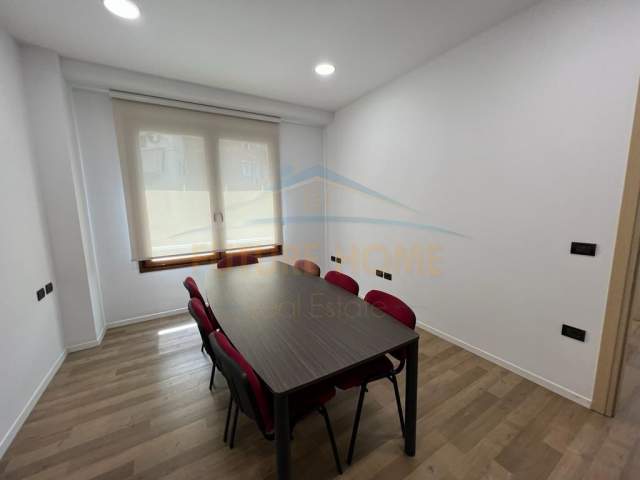 Tirane, jepet me qera zyre Kati 8, 81 m² 900 Euro (Hilton Garden Inn Tirana)