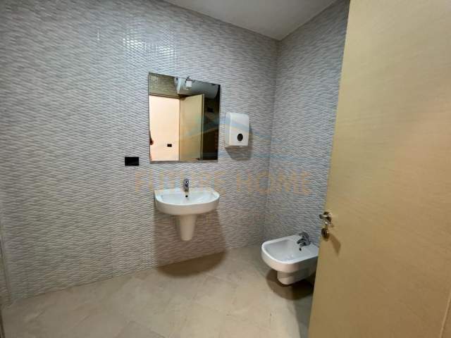 Tirane, jepet me qera zyre Kati 8, 81 m² 900 Euro (Hilton Garden Inn Tirana)