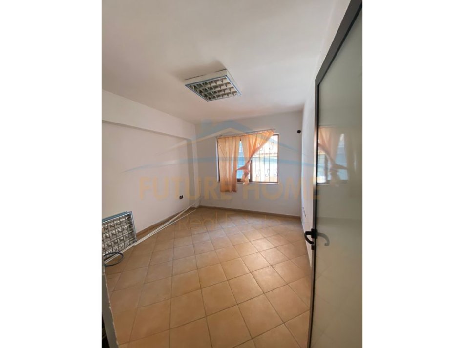 Durres, jepet me qera ambjent biznesi Kati 0, 60 m² 250 € (Dalip Peza)