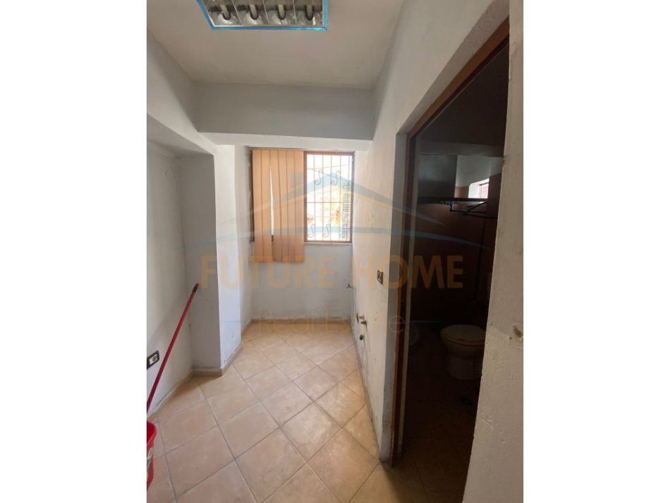 Durres, jepet me qera ambjent biznesi Kati 0, 60 m² 250 € (Dalip Peza)