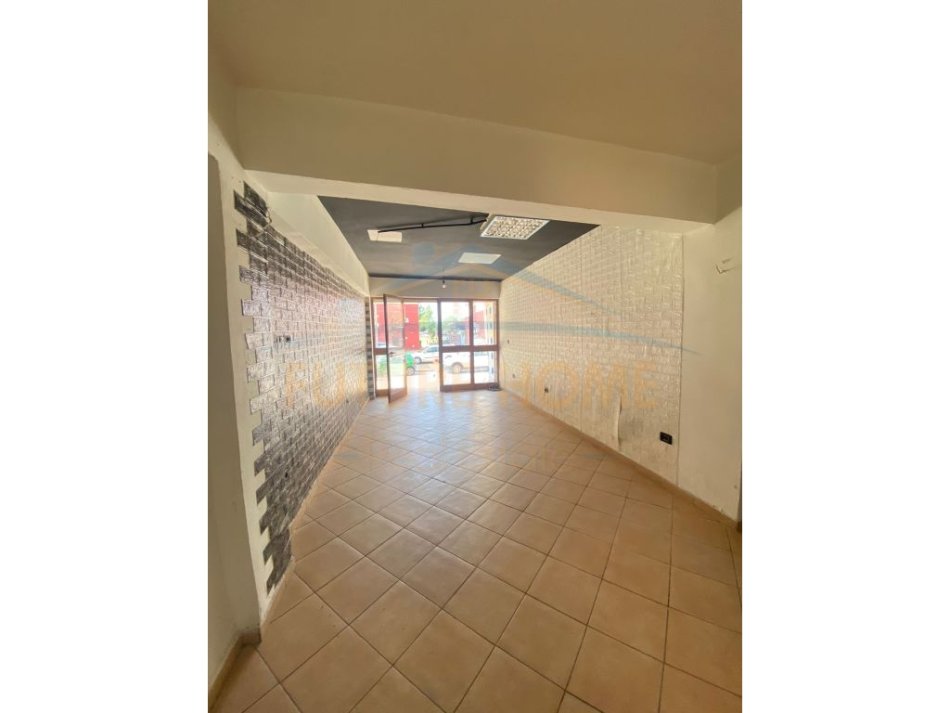 Durres, jepet me qera ambjent biznesi Kati 0, 60 m² 250 € (Dalip Peza)