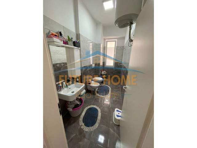Tirane, jepet me qera apartament 1+1+BLK Kati 7, 75 m² 450 Euro (kompleksi kontakt)