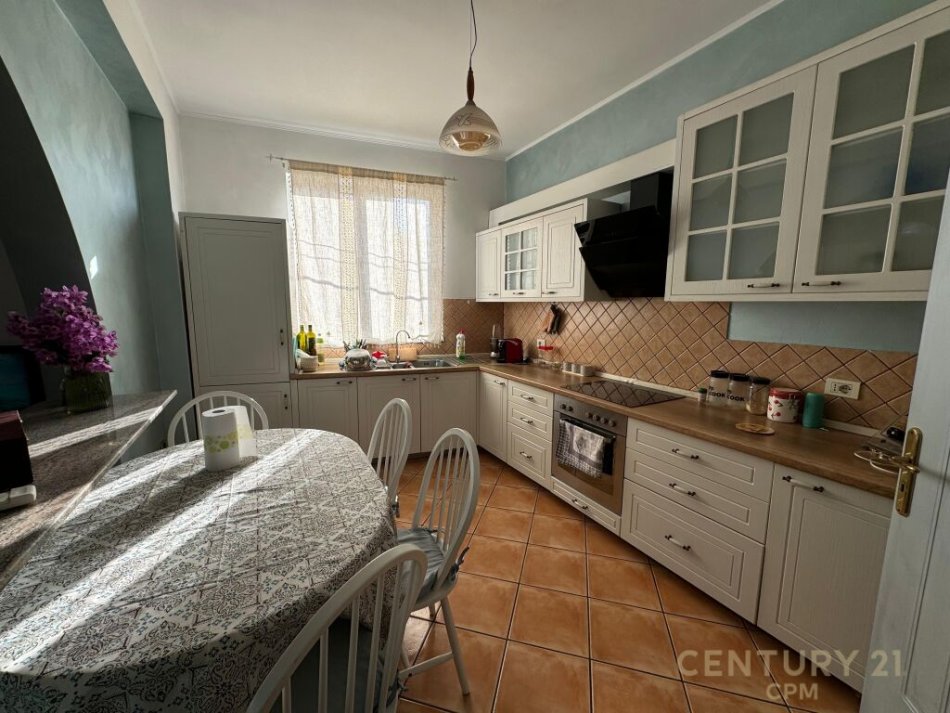 Tirane, jepet me qera shtepi 3+1+Ballkon Kati 2, 120 m² 500 € (Ministria e jashtme)