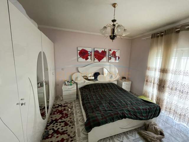 Korce, shitet Vile 2 Katshe Kati 2, 230 m² 160.000 Euro (Lagjia 6, Korçë)
