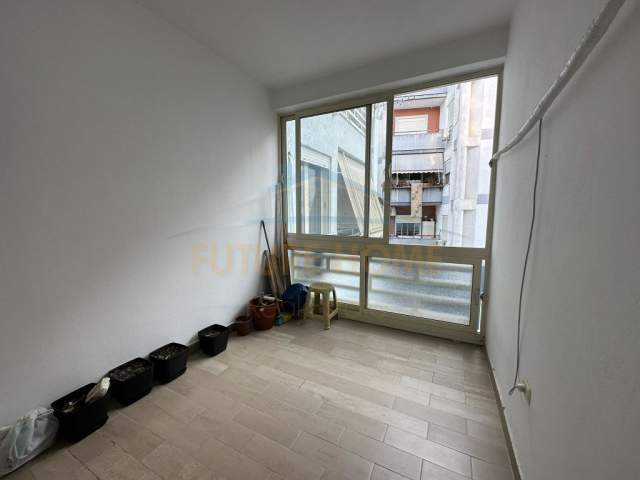 Tirane, jepet me qera apartament Kati 2, 100 m² 600 Euro (liqeni i thate)