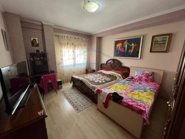 Korce, shitet Vile 2 Katshe Kati 2, 236 m² 160.000 Euro (Lagjia 12, Korçë)