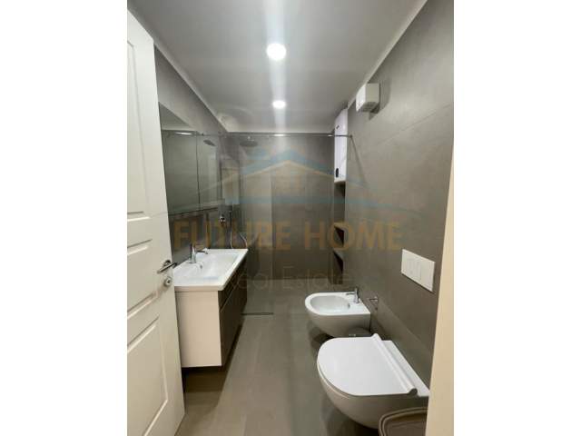 Tirane, jepet me qera apartament duplex 2+1 Kati 7, 120 m² 1.000 Euro (qender)