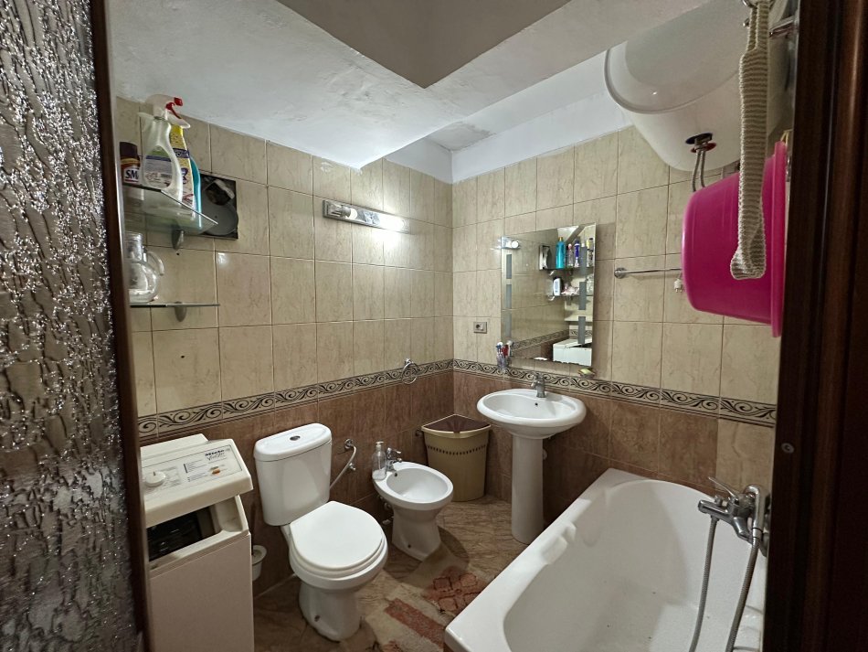 Tirane, jepet me qera apartament 2+1 Kati 4, 95 m² 650 € (pallati i sporteve)