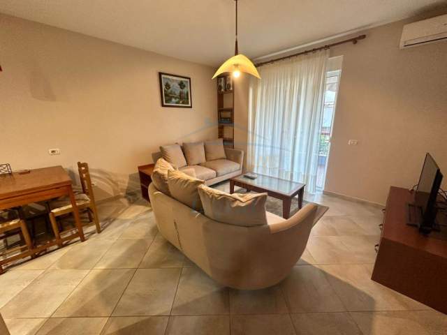 Tirane, jepet me qera apartament 2+1 Kati 2, 110 m² 550 Euro (liqeni i thate)