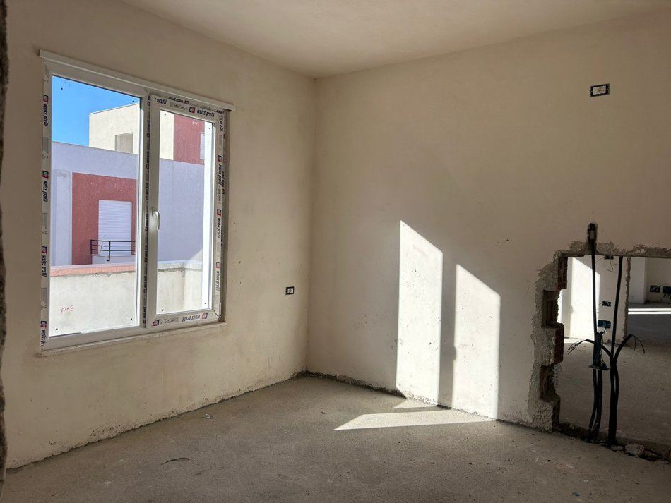 Shitet Apartament 2+1 ne Selitë, Rruga "David Selenica", tek xhamia e Selites