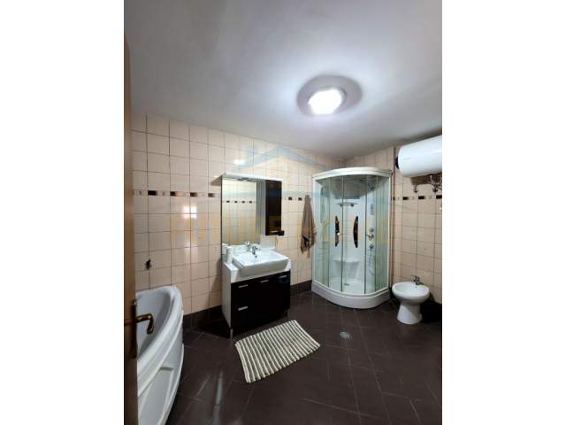 Tirane, jepet me qera apartament 2+1 Kati 8, 123 m² 650 Euro (Brryli)